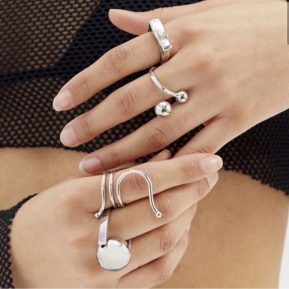 URBAN OUTFITTERS Bundle of Denim Chain-Embellished Chocker/set of 4 silver rings - Picture 3 of 11